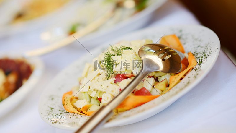 根据市场调查，目前我国预制菜冷链运输价格大致如下：